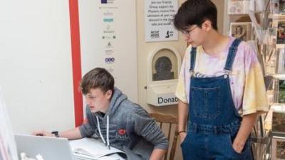 Young people using a computer 